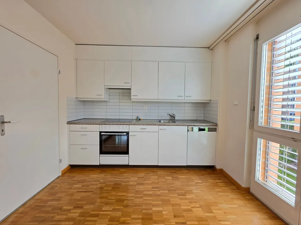 Gut gepflegte 4.5 Zimmerwohnung mit Balkon und schöner Aussicht! – Foto 4 von 18