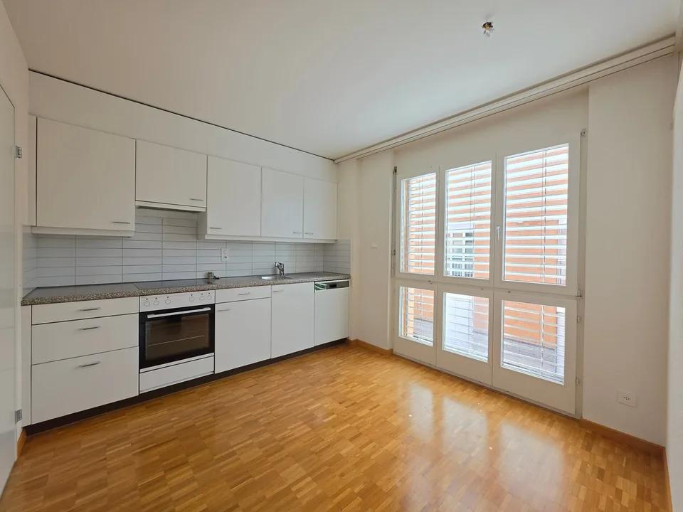 Gut gepflegte 4.5 Zimmerwohnung mit Balkon und schöner Aussicht! – Foto 5 von 18
