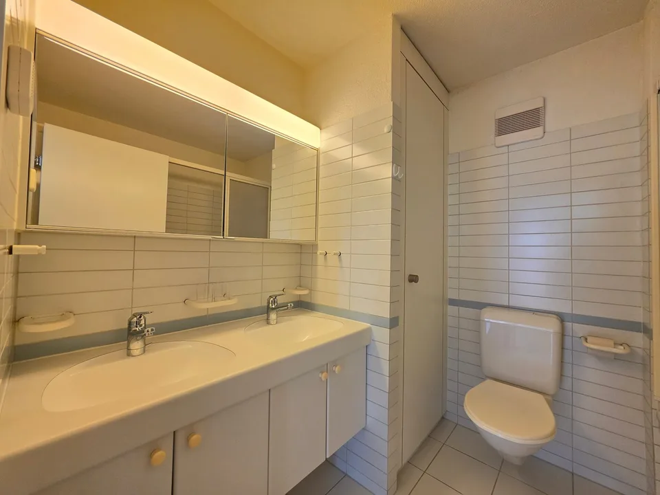 Gut gepflegte 4.5 Zimmerwohnung mit Balkon und schöner Aussicht! – Foto 7 von 18