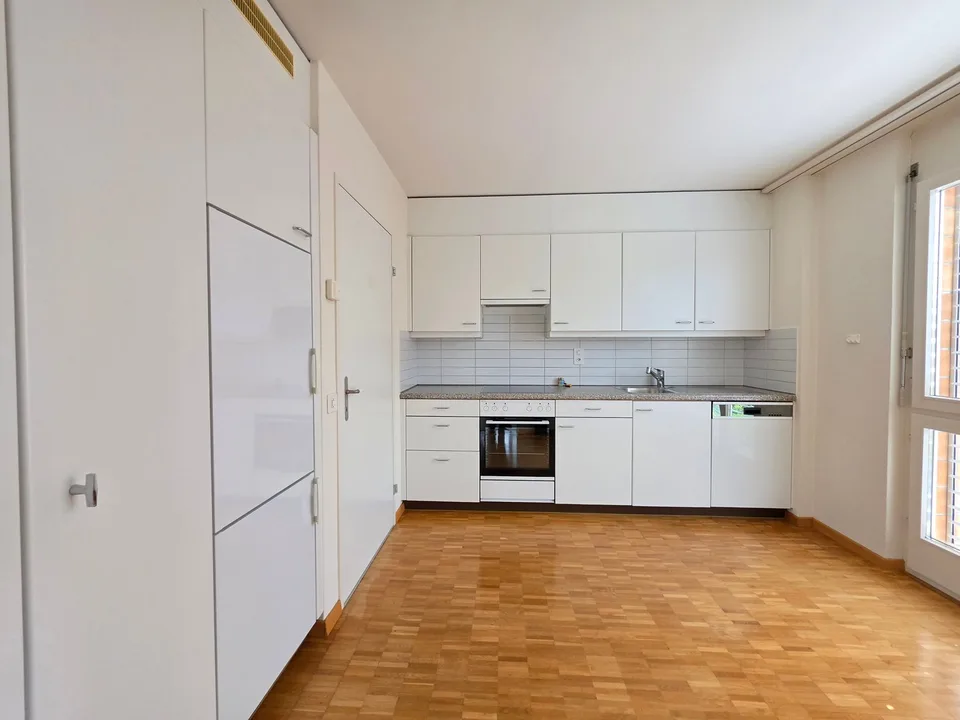 Gut gepflegte 4.5 Zimmerwohnung mit Balkon und schöner Aussicht! – Foto 2 von 18