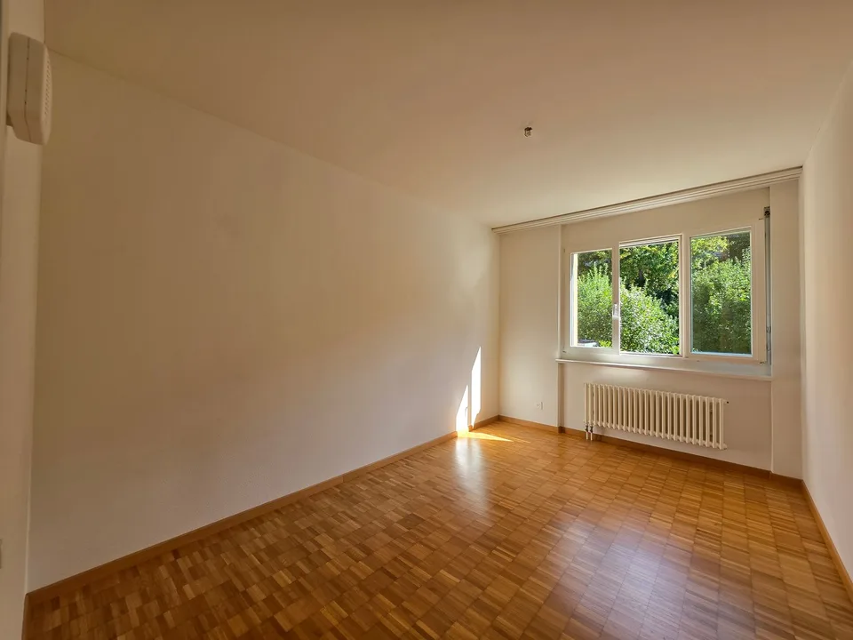 Gut gepflegte 4.5 Zimmerwohnung mit Balkon und schöner Aussicht! – Foto 13 von 18