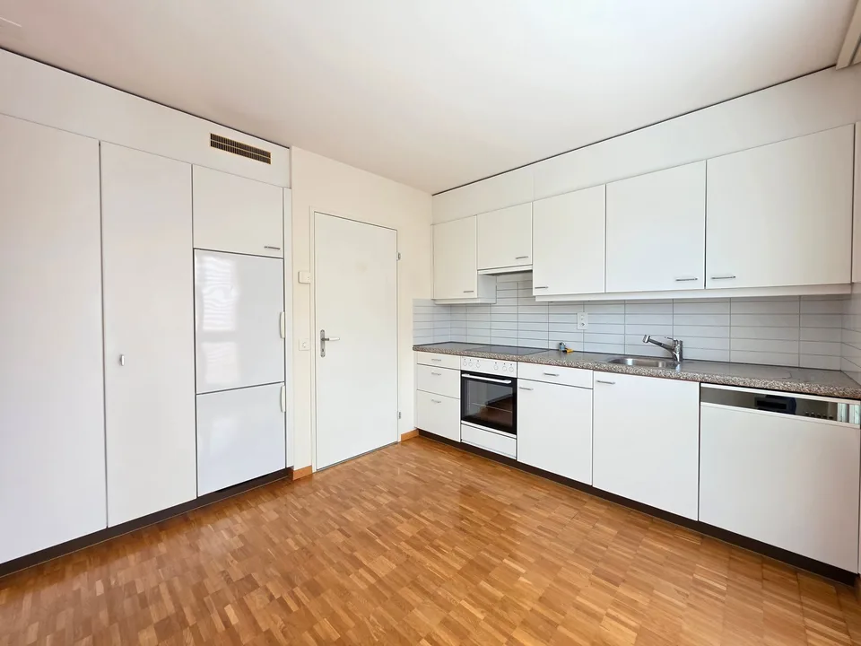 Gut gepflegte 4.5 Zimmerwohnung mit Balkon und schöner Aussicht! – Foto 3 von 18