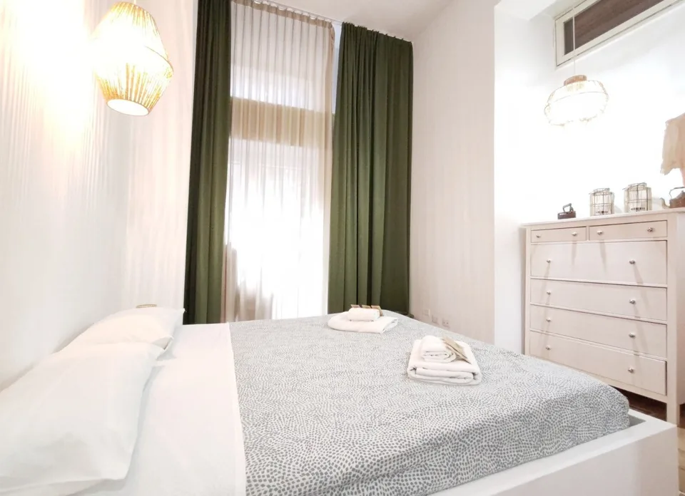 Renovated Three-Room Apartment with Balcony and Park in Milan – photo 8 of 9