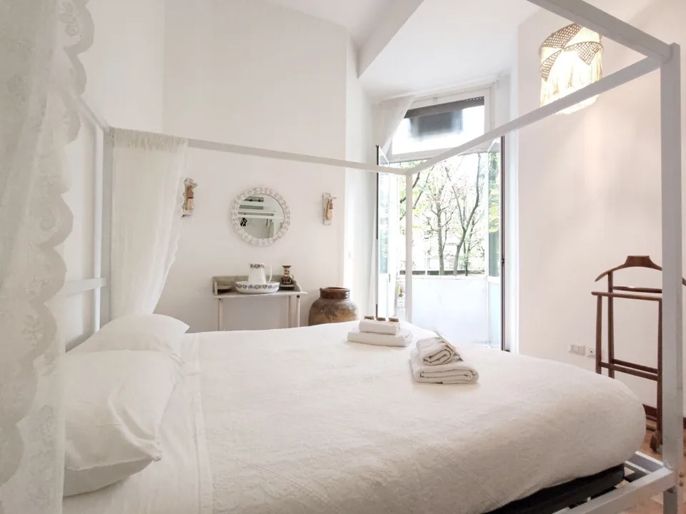 Renovated Three-Room Apartment with Balcony and Park in Milan – photo 5 of 9