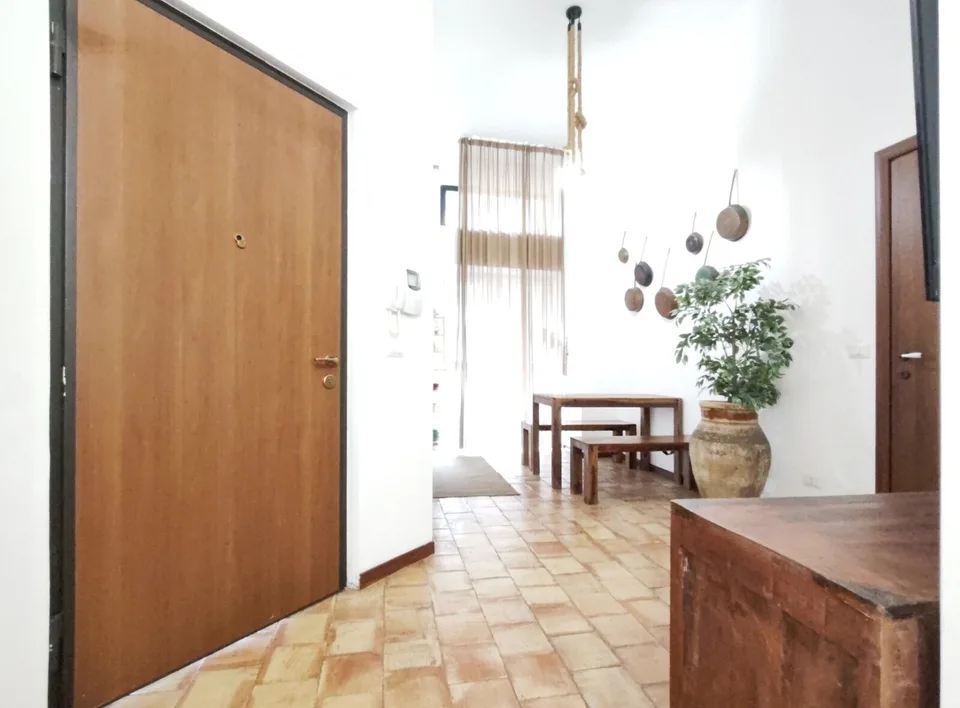 Renovated Three-Room Apartment with Balcony and Park in Milan – photo 2 of 9