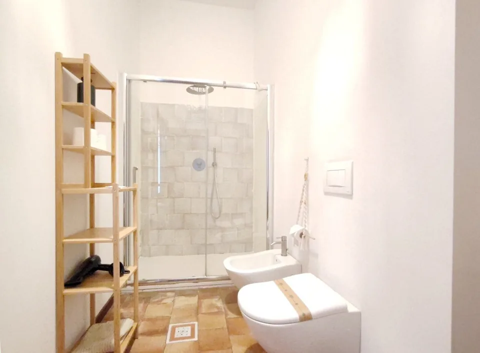 Renovated Three-Room Apartment with Balcony and Park in Milan – photo 9 of 9