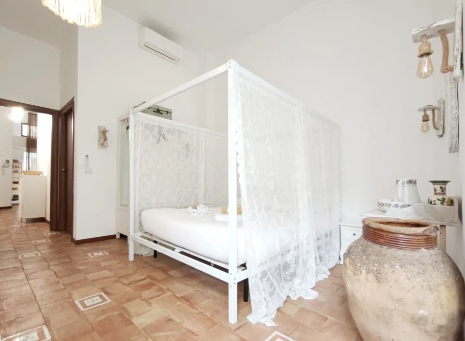 Renovated Three-Room Apartment with Balcony and Park in Milan – photo 4 of 9