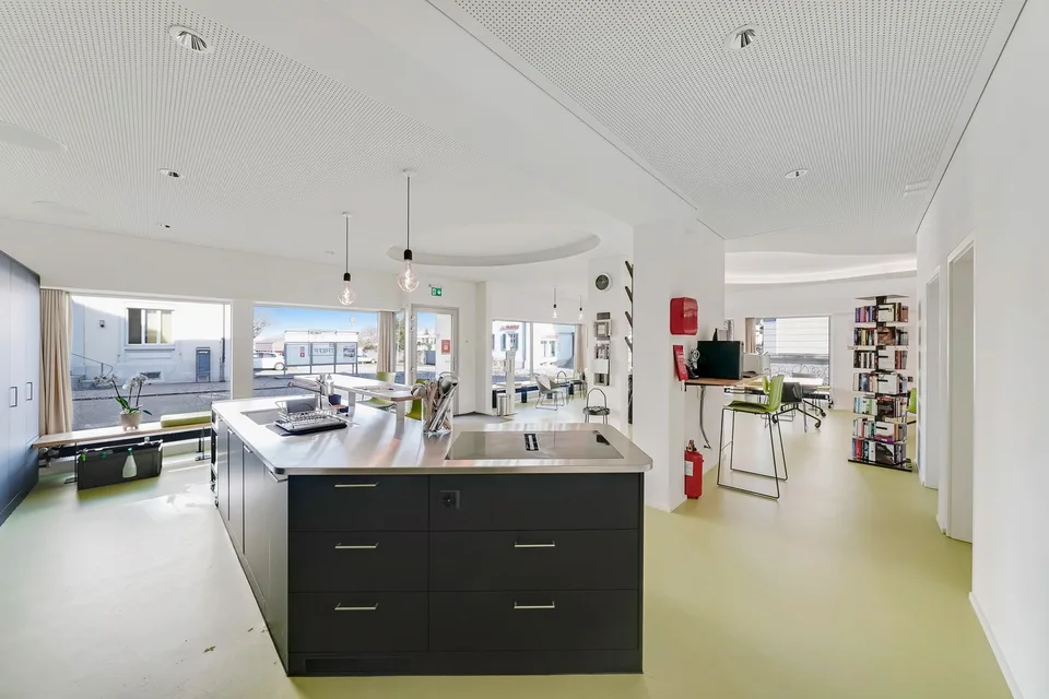 Investimento immobiliare in posizione centrale - Casa multifamiliare con 5 appartamenti + 2 unità commerciali – foto 11 di 14