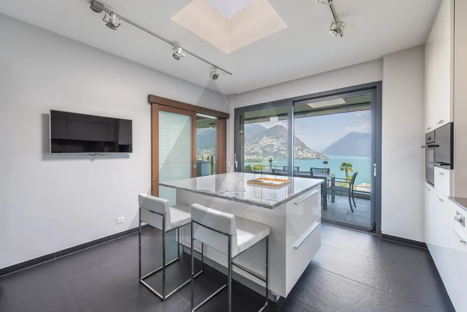 ATTICO CON VISTA LAGO, PISCINA INTERNA E SPA – Foto 10 von 13