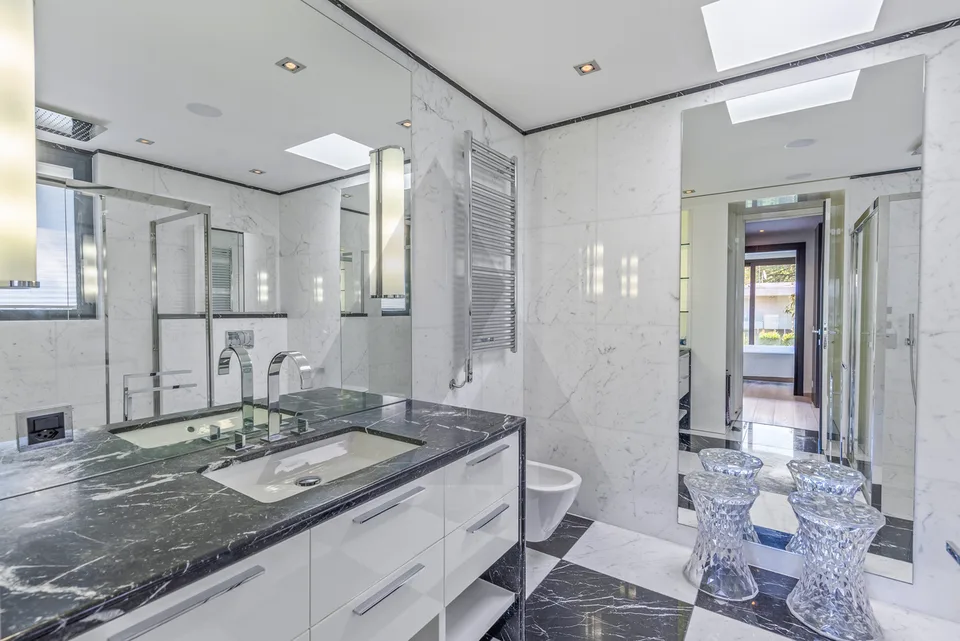 ATTICO CON VISTA LAGO, PISCINA INTERNA E SPA – Foto 7 von 13