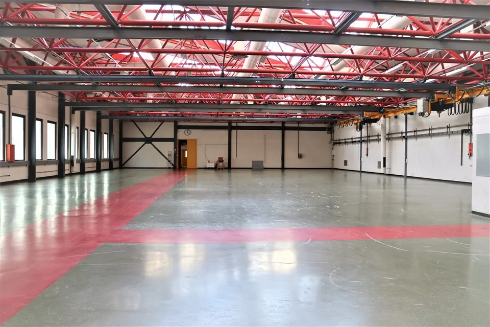 Oberfläche modulierbar - Deckenhöhe 6m - Hoher Strom – Foto 2 von 6