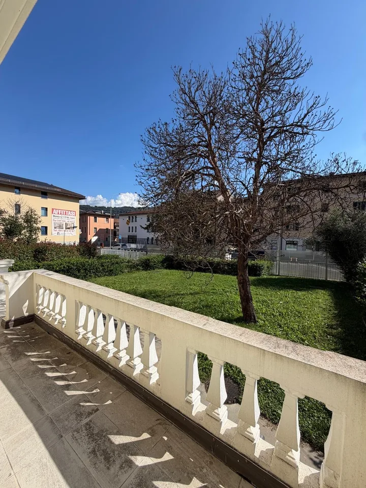 Magliaso – Elegante 2,5 locali con accesso indipendente, giardino e locale aggiuntivo – foto 3 di 11