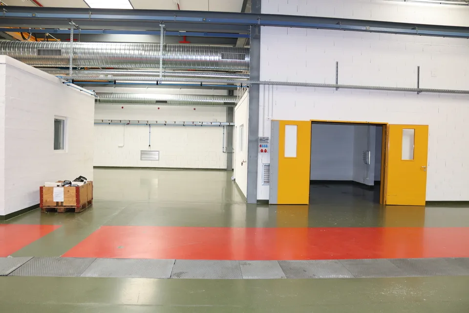 Werkstatt/Lager von 864 m2 im Erdgeschoss - Starkstrom – Foto 2 von 4
