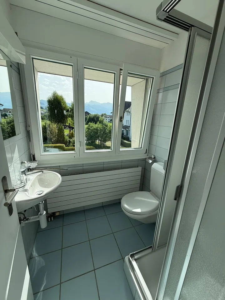Habitation urbaine sur deux étages : maisonnette élégante de 4,5 pièces avec terrasse et balcon – photo 8 sur 12