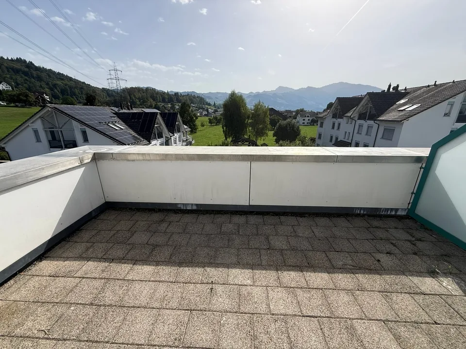 Habitation urbaine sur deux étages : maisonnette élégante de 4,5 pièces avec terrasse et balcon – photo 12 sur 12