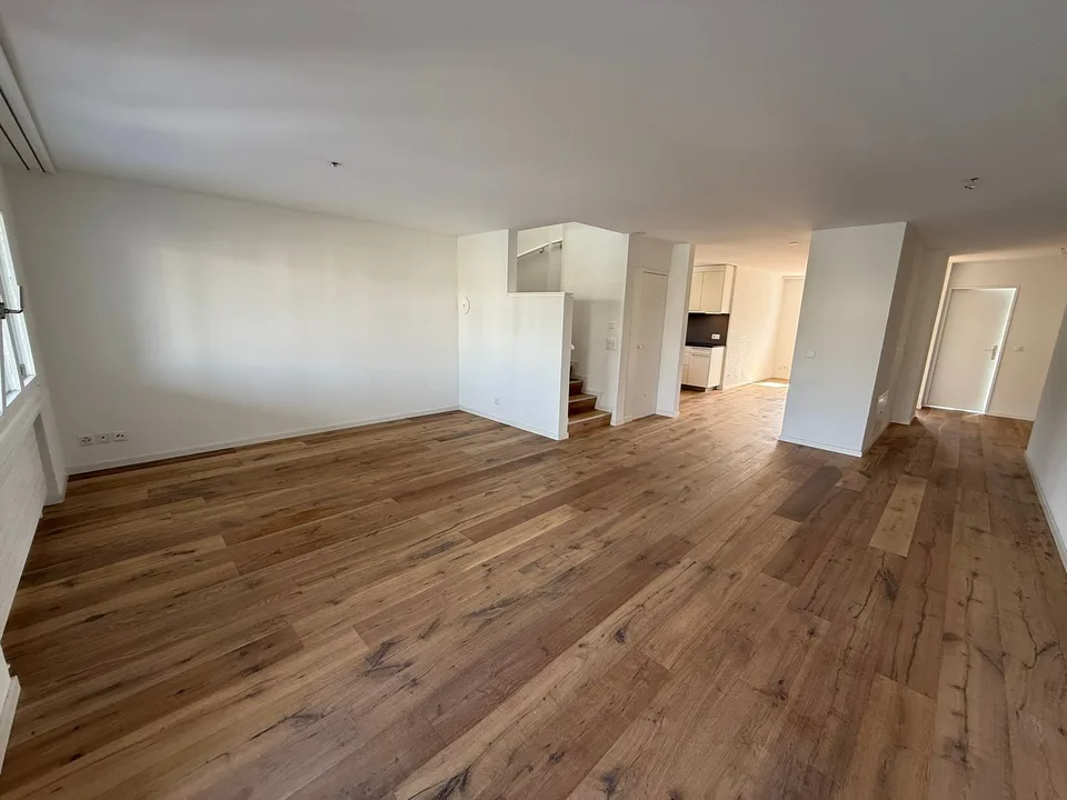 Habitation urbaine sur deux étages : maisonnette élégante de 4,5 pièces avec terrasse et balcon – photo 4 sur 12