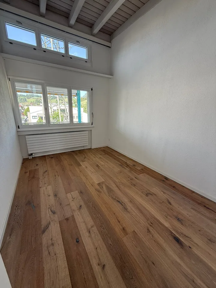 Habitation urbaine sur deux étages : maisonnette élégante de 4,5 pièces avec terrasse et balcon – photo 9 sur 12