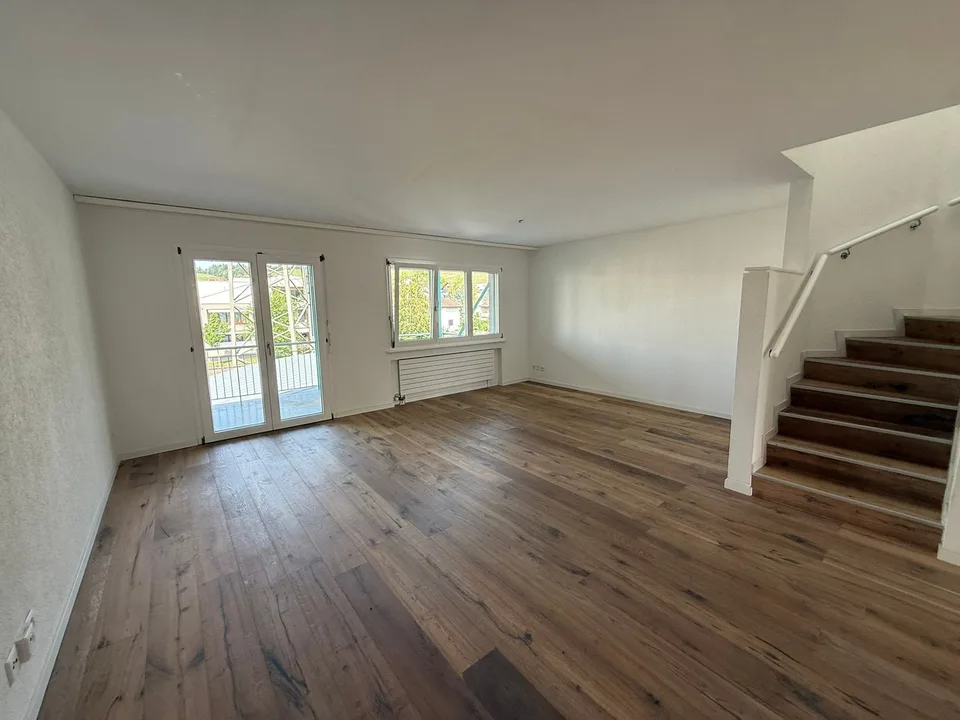 Habitation urbaine sur deux étages : maisonnette élégante de 4,5 pièces avec terrasse et balcon – photo 3 sur 12