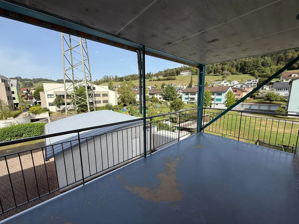 Habitation urbaine sur deux étages : maisonnette élégante de 4,5 pièces avec terrasse et balcon – photo 11 sur 12