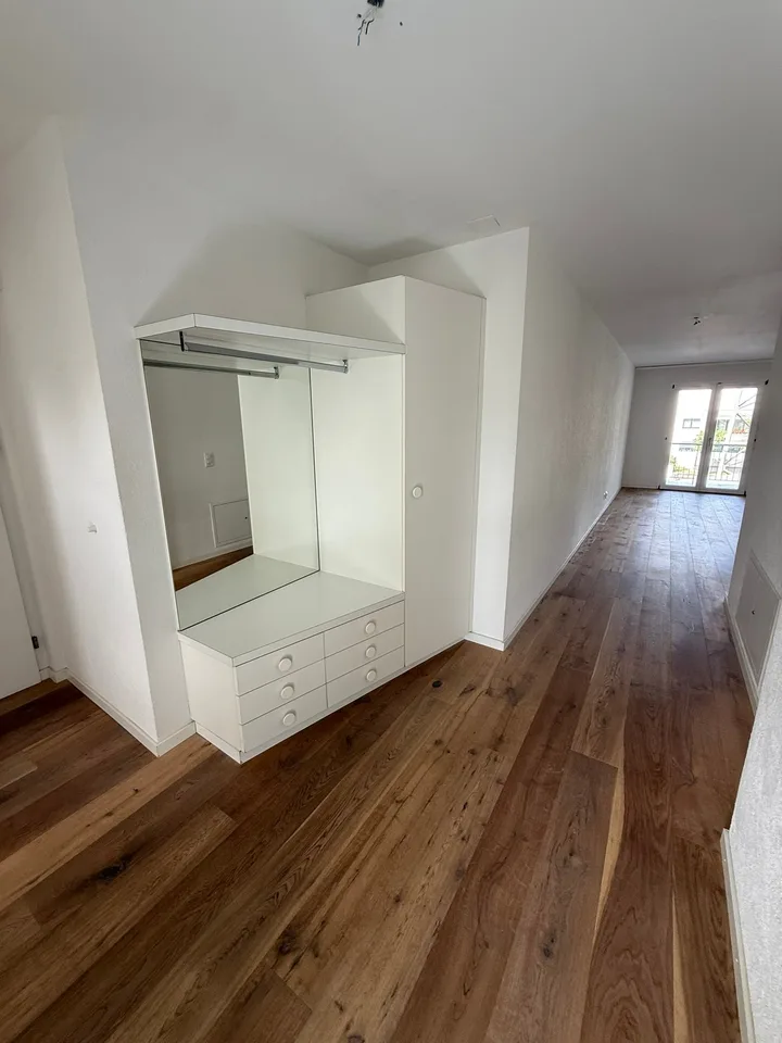 Habitation urbaine sur deux étages : maisonnette élégante de 4,5 pièces avec terrasse et balcon – photo 5 sur 12