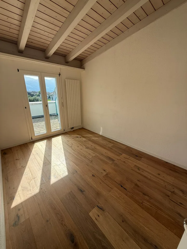 Habitation urbaine sur deux étages : maisonnette élégante de 4,5 pièces avec terrasse et balcon – photo 10 sur 12