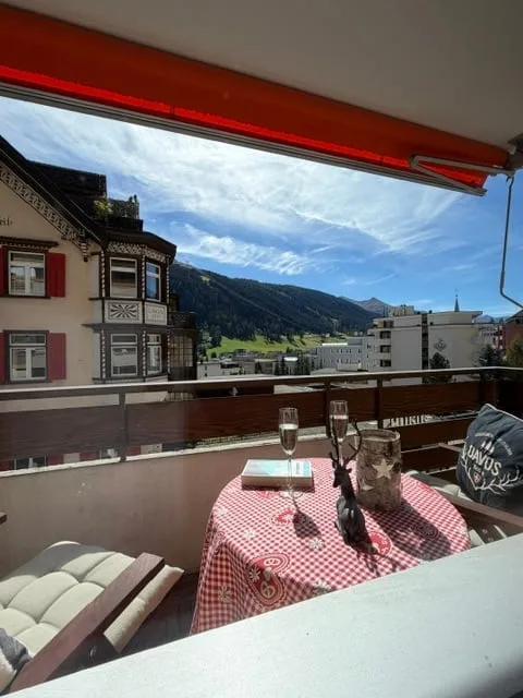 Appartamento 1½ locali di stile (combinabile con un appartamento 1½ locali adiacente) sulla promenade a Davos Platz – foto 7 di 8