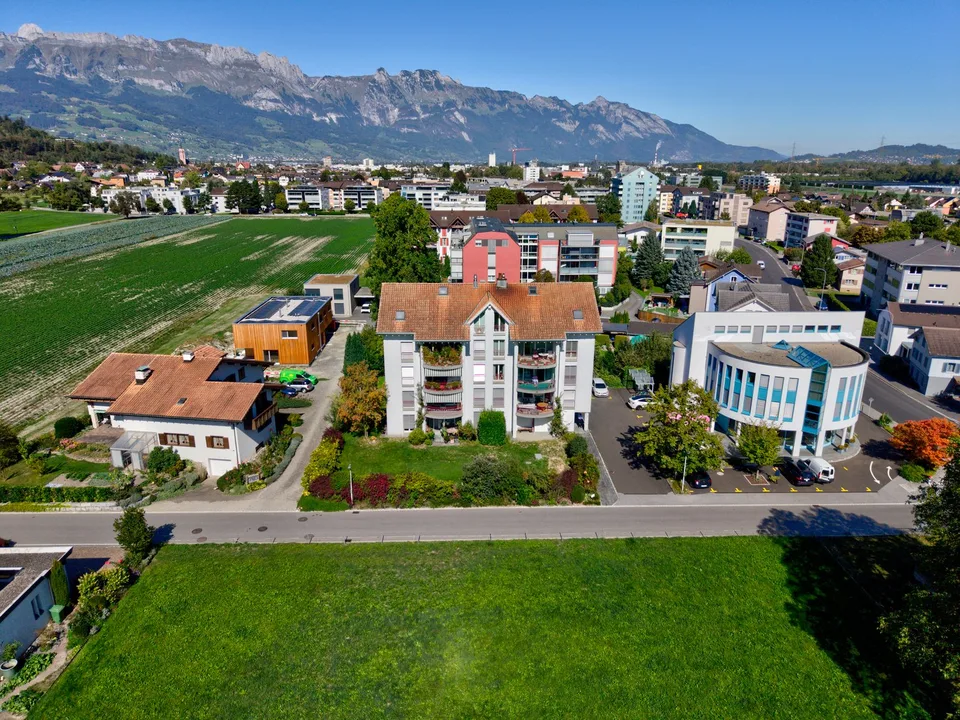Appartamento mansardato di 5,5 locali con galleria, balcone sud e panorama montano – foto 12 di 13