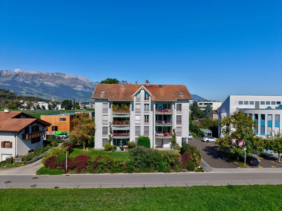 Appartamento mansardato di 5,5 locali con galleria, balcone sud e panorama montano – foto 13 di 13