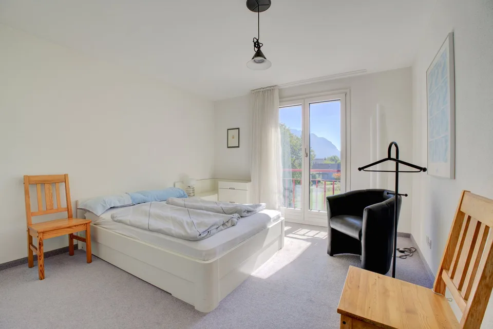 Appartamento mansardato di 5,5 locali con galleria, balcone sud e panorama montano – foto 7 di 13