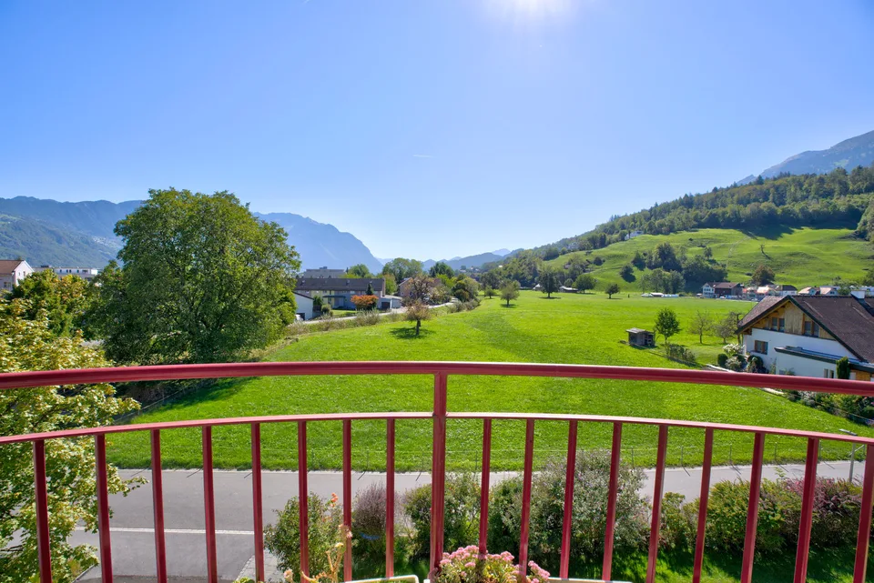 Appartamento mansardato di 5,5 locali con galleria, balcone sud e panorama montano – foto 10 di 13
