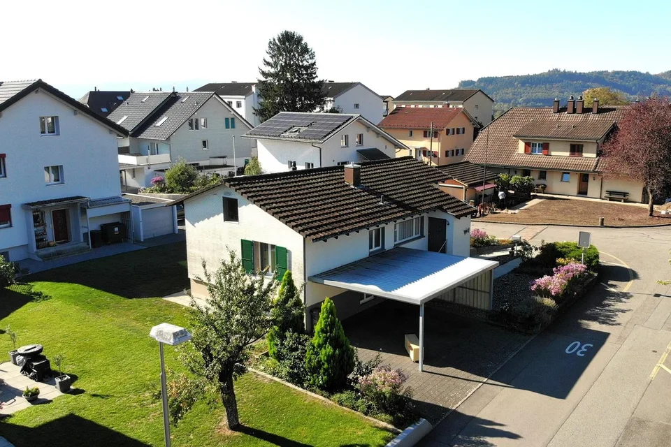 Freistehendes 4.5-Zimmer-Einfamilienhaus in ruhigem Wohnquartier – Foto 3 von 16