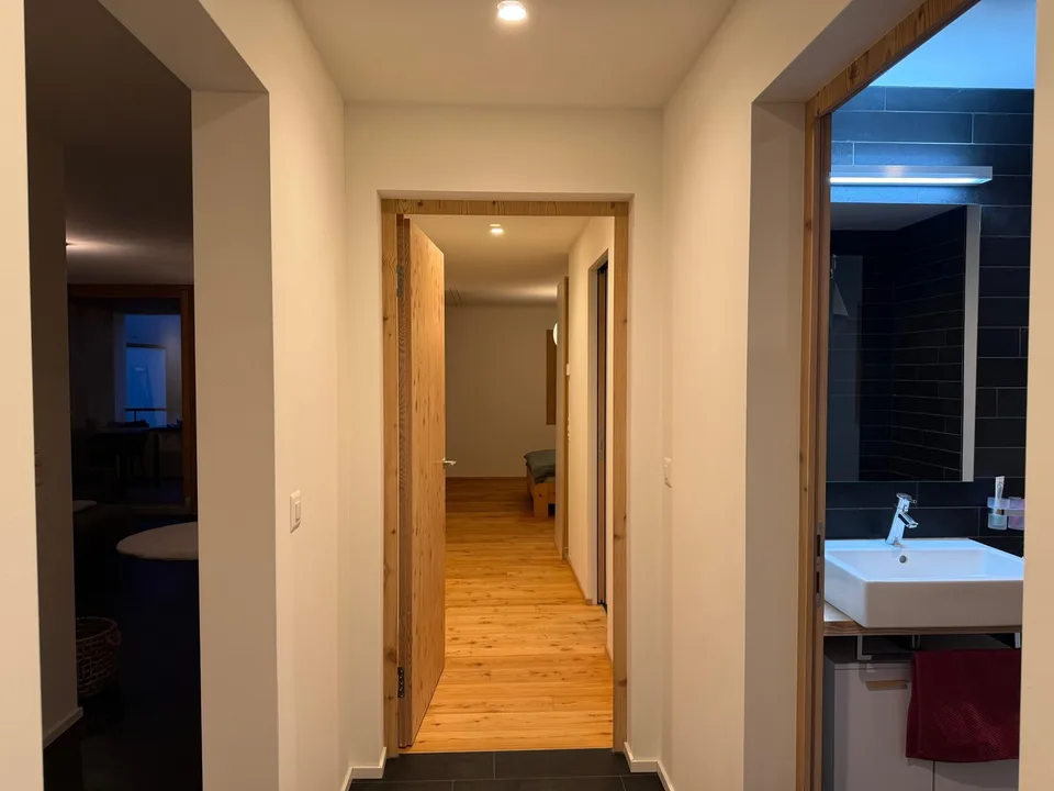Moderne 3-Zimmer-Erstwohnung mit Loggia in Scuol– ab sofort verfügbar – Foto 6 von 11
