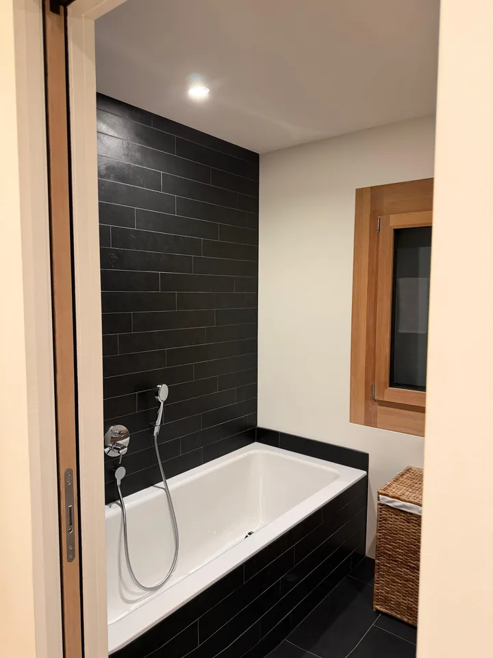 Moderne 3-Zimmer-Erstwohnung mit Loggia in Scuol– ab sofort verfügbar – Foto 9 von 11