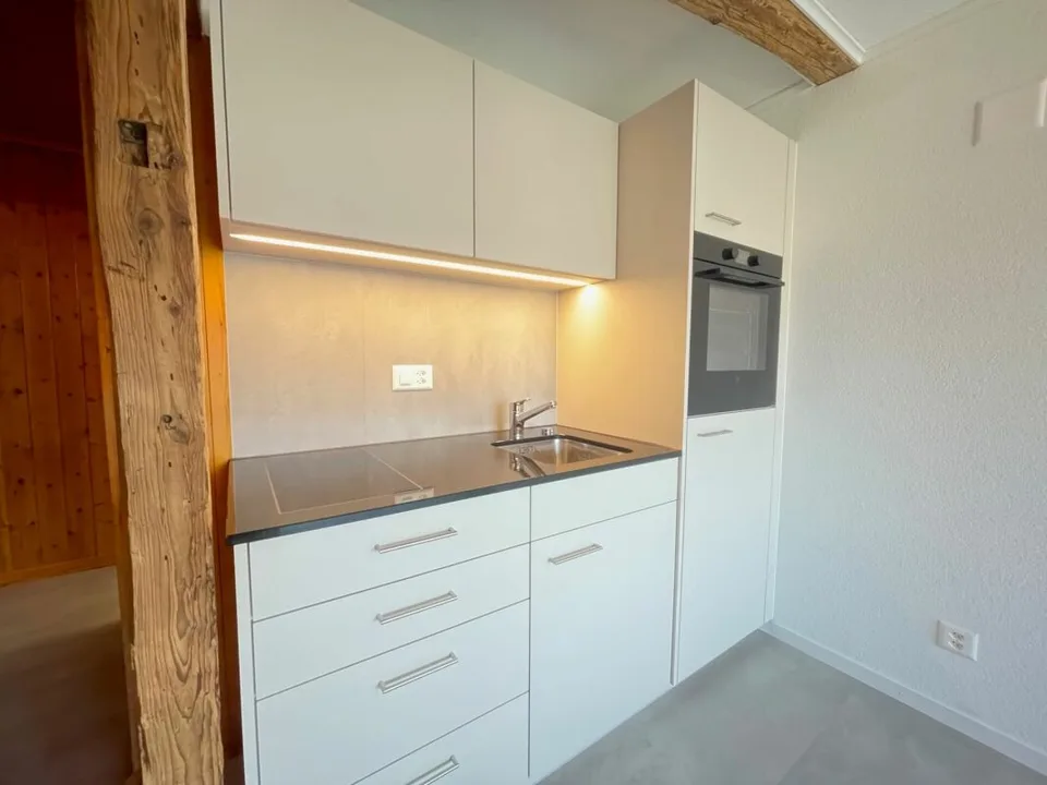 Gemütliche 2.5-Zimmer-Dachwohnung im historischen Ambiente von Rapperswil zu vermieten – Foto 2 von 12