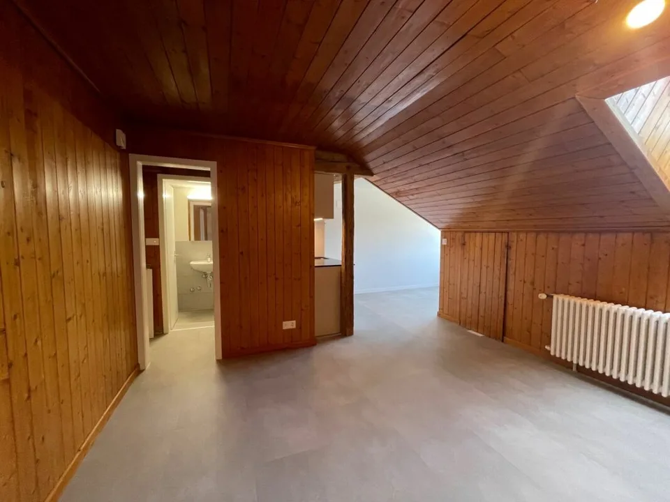 Gemütliche 2.5-Zimmer-Dachwohnung im historischen Ambiente von Rapperswil zu vermieten – Foto 6 von 12