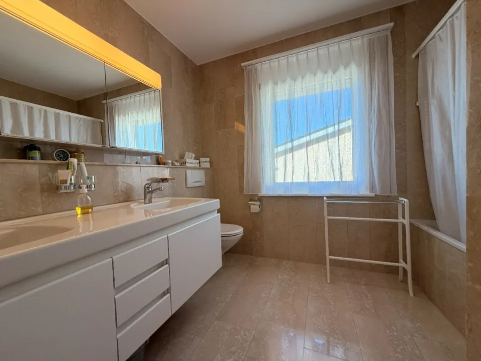 Gepflegte 4.5-Zimmer-Wohnung mit Weitblick, Abendsonne und grosser Doppelgarage – Foto 8 von 15