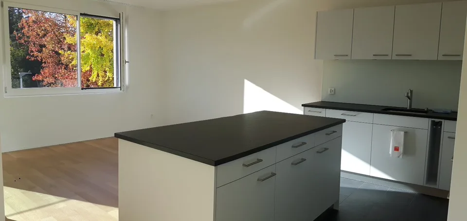 Moderne und helle 4.5-Zimmerwohnung an zentraler Lage – Foto 2 von 4