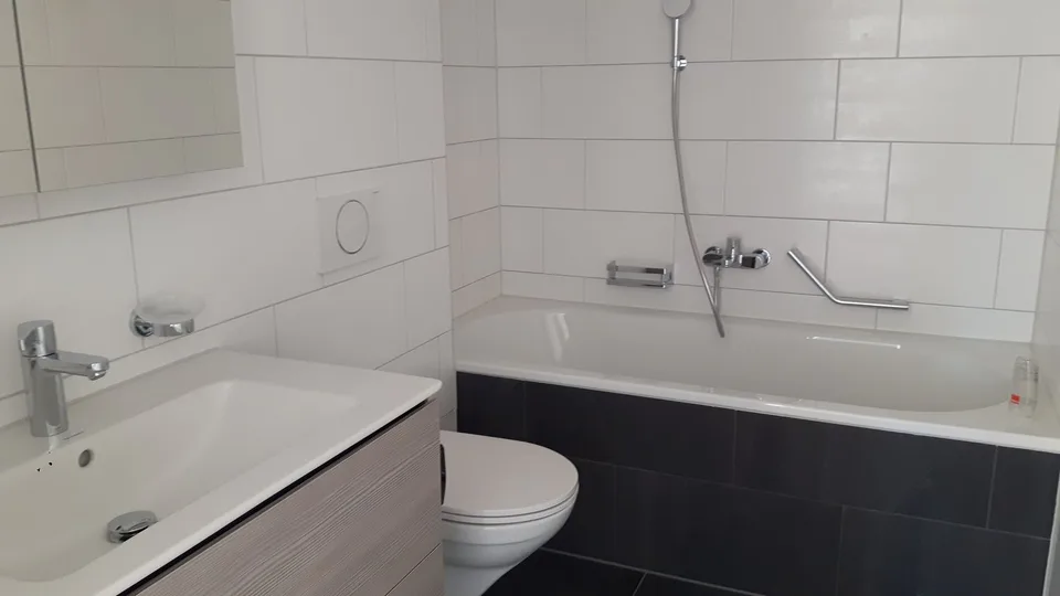 Moderne und helle 4.5-Zimmerwohnung an zentraler Lage – Foto 3 von 4