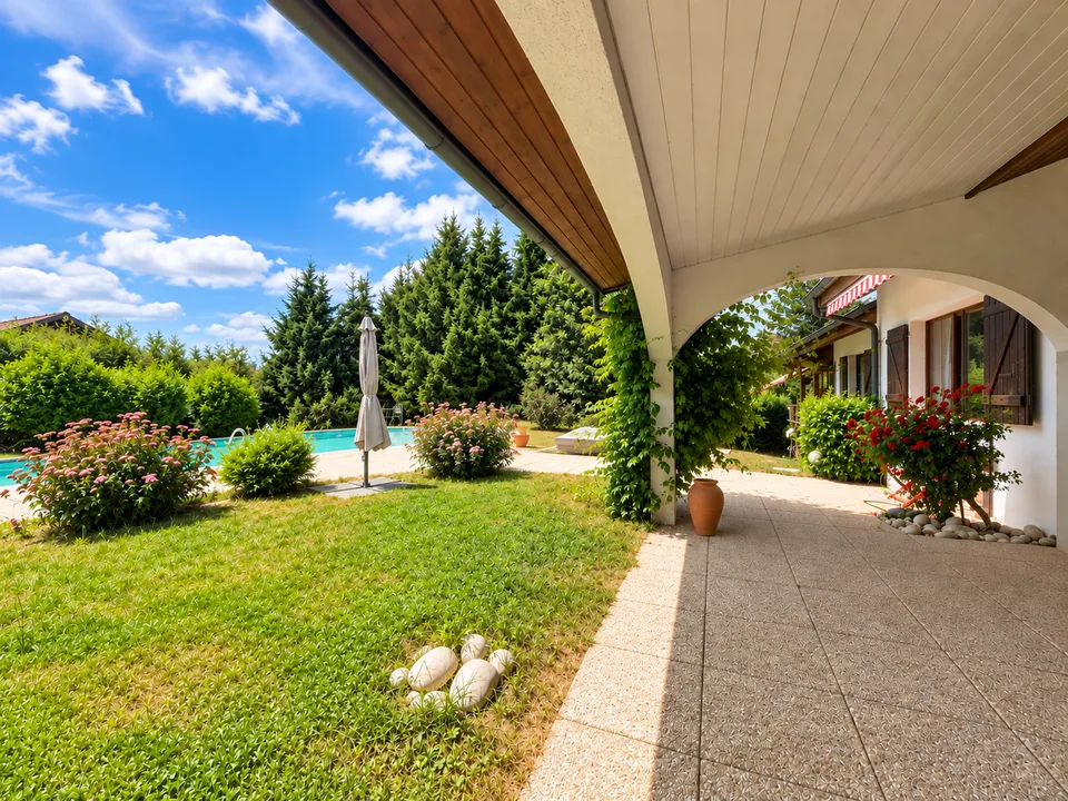 Villa indipendente con piscina su una magnifica parcelle alberata – foto 3 di 13