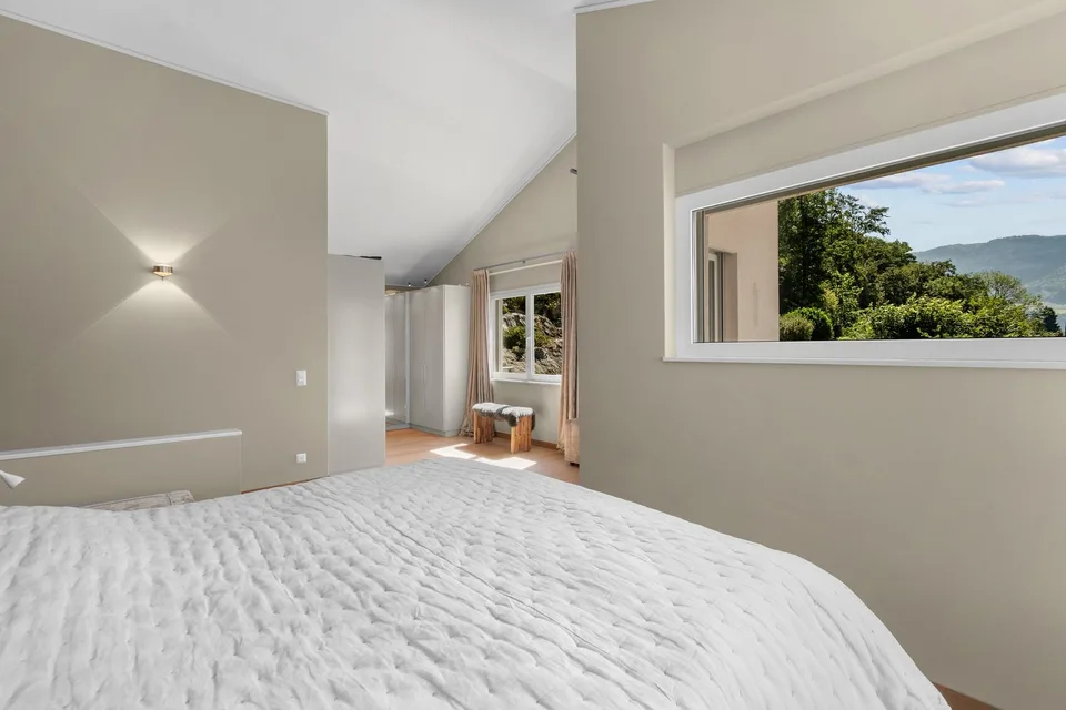 Traumhaftes Wohnen mit riesigem Garten und unverbaubarem See & Alpenpa – Foto 6 von 10