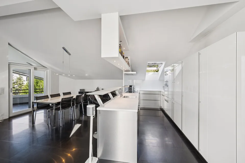 Exklusive Dachwohnung mit Studio & seltenem Parkangebot – Foto 2 von 13