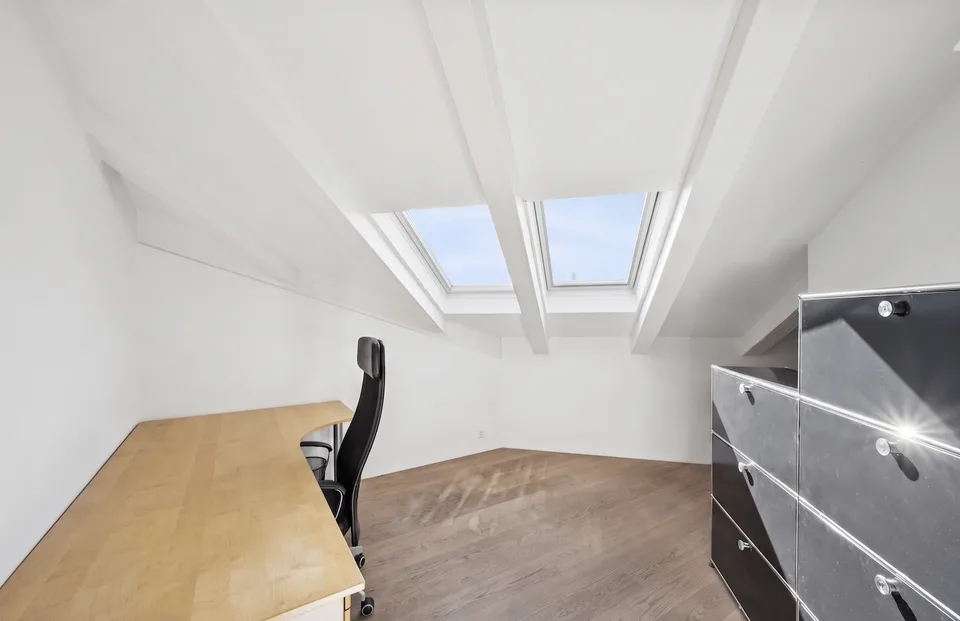 Exklusive Dachwohnung mit Studio & seltenem Parkangebot – Foto 7 von 13