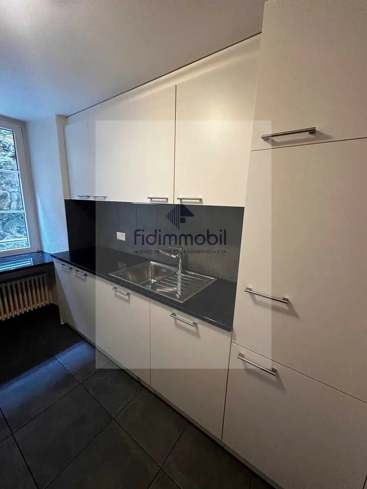 Appartement im Erdgeschoss, eingerichtete Küche, Wohnzimmer, 2 Schlafzimmer, Badezimmer – Foto 2 von 7