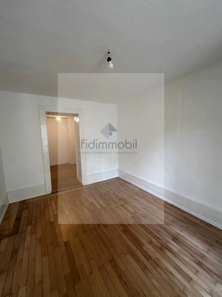 Appartement im Erdgeschoss, eingerichtete Küche, Wohnzimmer, 2 Schlafzimmer, Badezimmer – Foto 4 von 7