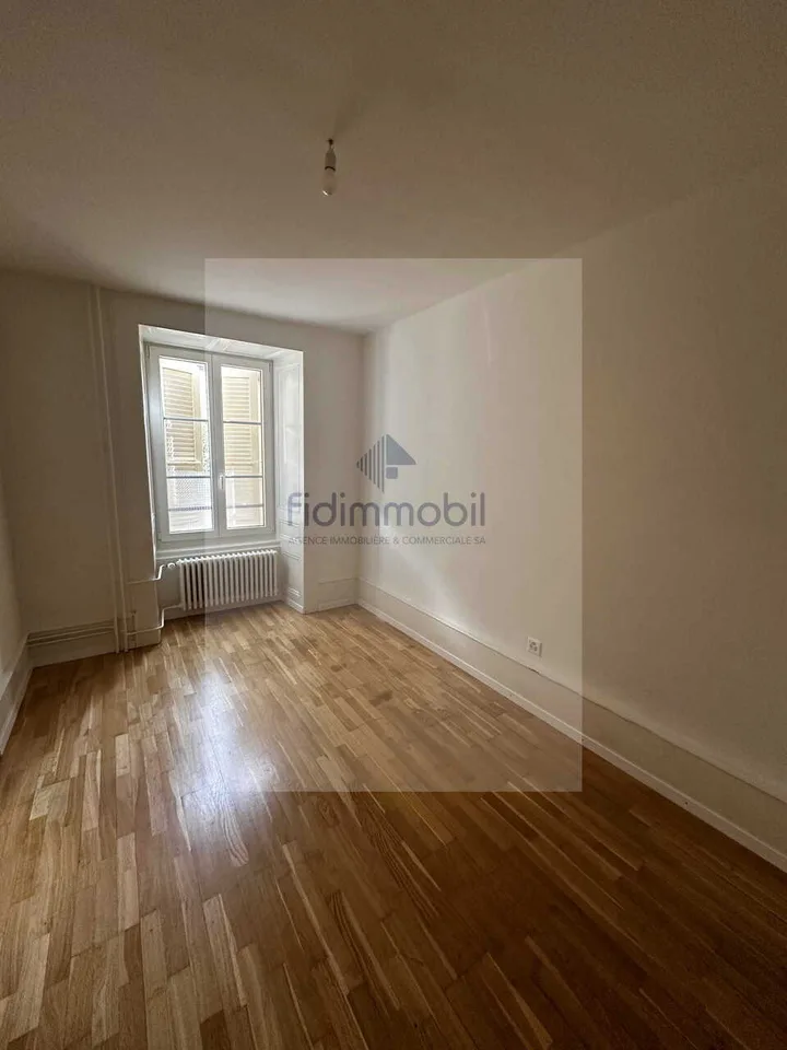Appartement im Erdgeschoss, eingerichtete Küche, Wohnzimmer, 2 Schlafzimmer, Badezimmer – Foto 5 von 7