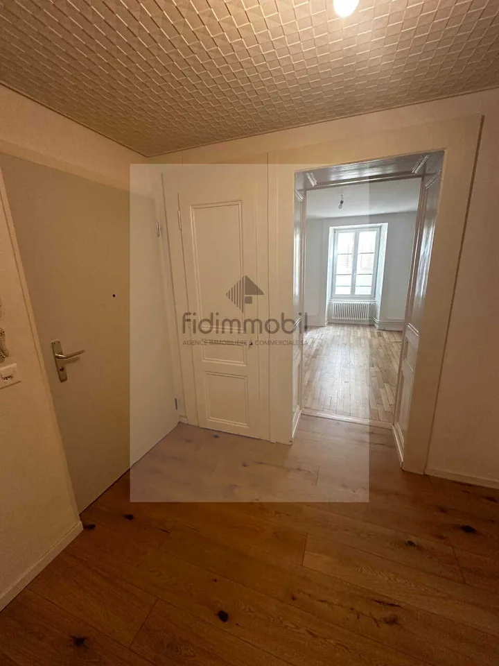 Appartement im Erdgeschoss, eingerichtete Küche, Wohnzimmer, 2 Schlafzimmer, Badezimmer – Foto 3 von 7