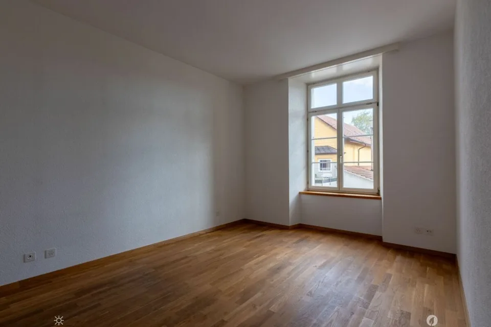 Helle 3.5-Zimmer-Wohnung mit hohen Räumen und gedecktem Balkon – Foto 3 von 10