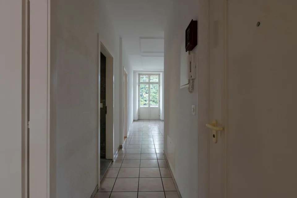 Helle 3.5-Zimmer-Wohnung mit hohen Räumen und gedecktem Balkon – Foto 10 von 10