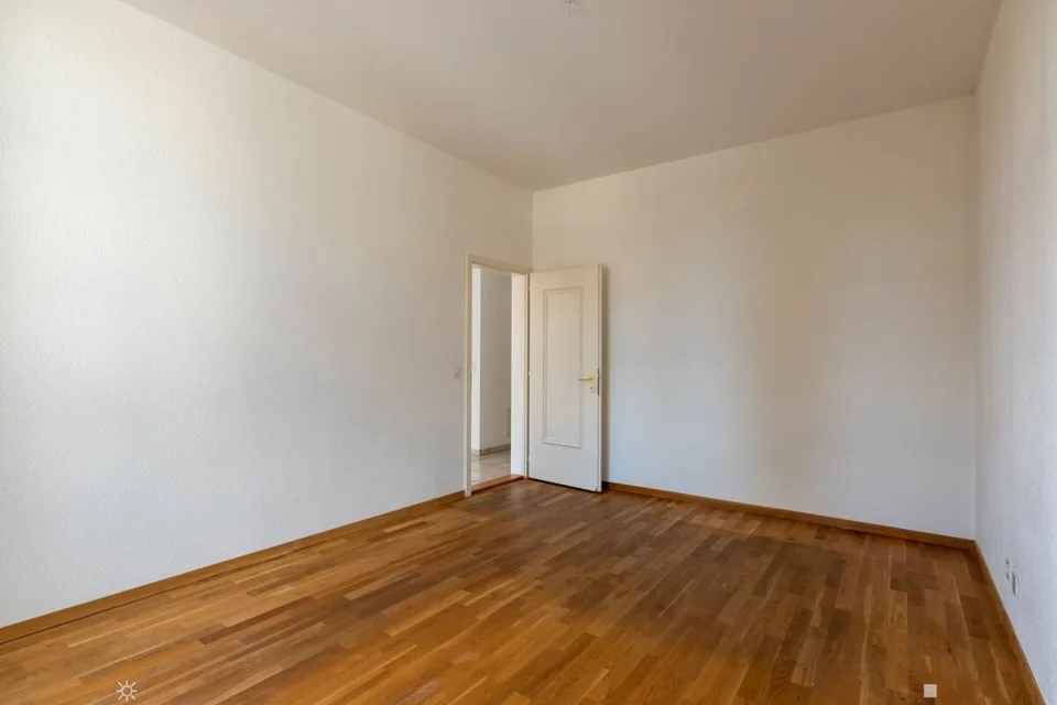 Helle 3.5-Zimmer-Wohnung mit hohen Räumen und gedecktem Balkon – Foto 2 von 10