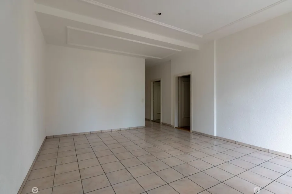 Helle 3.5-Zimmer-Wohnung mit hohen Räumen und gedecktem Balkon – Foto 6 von 10